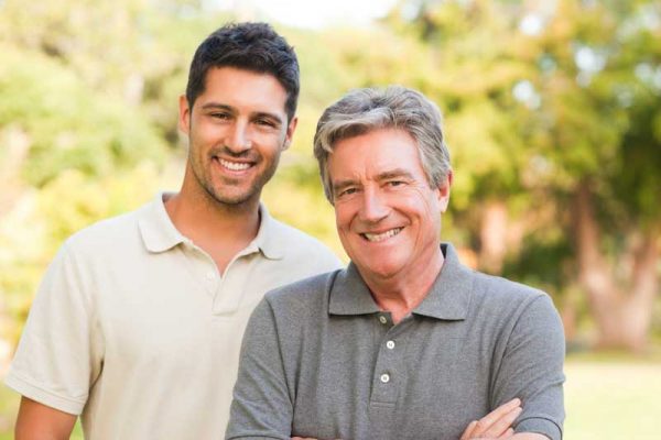 Portrait de deux hommes souriants